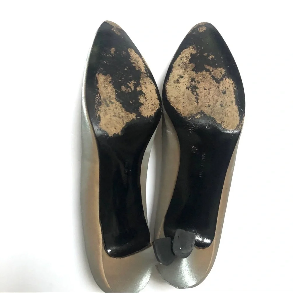 Salvatore Ferragamo Vintage Gold Satin Pumps Size 9AA Made in Italy Heels